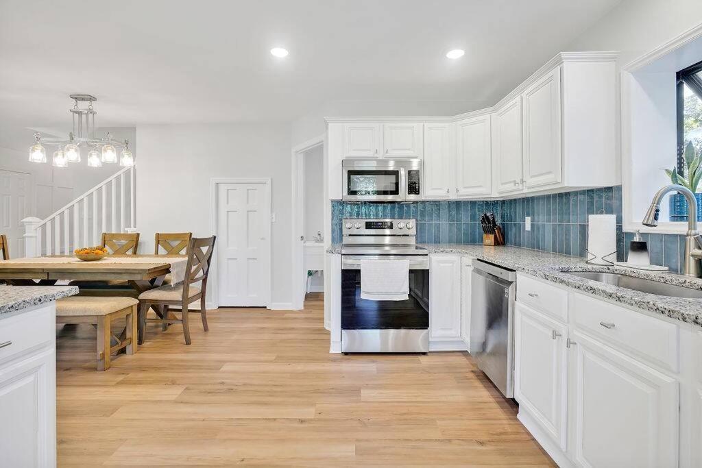 Middle Sound Hideaway~Beaches, Shopping, Families Villa Wilmington Bagian luar foto