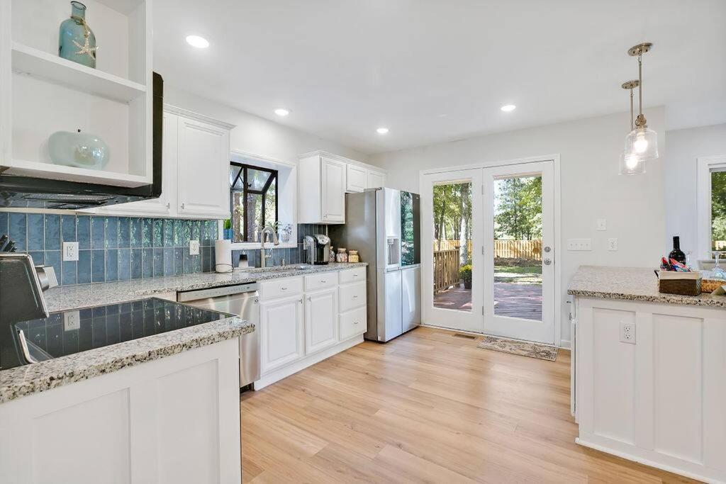 Middle Sound Hideaway~Beaches, Shopping, Families Villa Wilmington Bagian luar foto